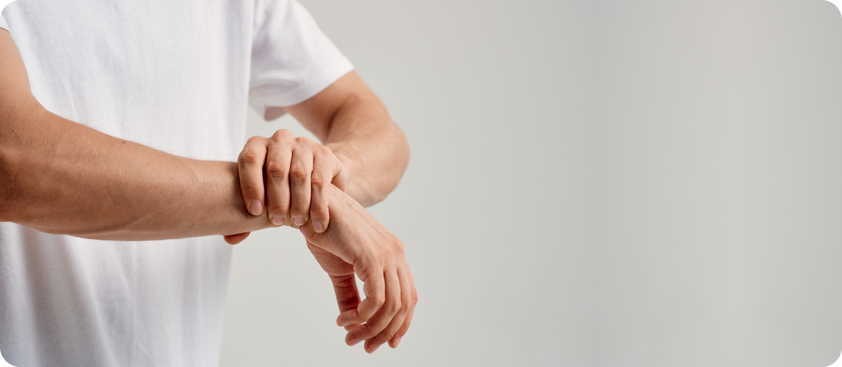 Seseorang melakukan peregangan ringan di pagi hari di taman